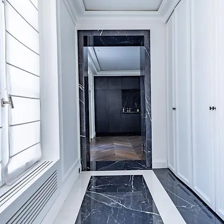 Elysees Gem 2-bedroom Apartment